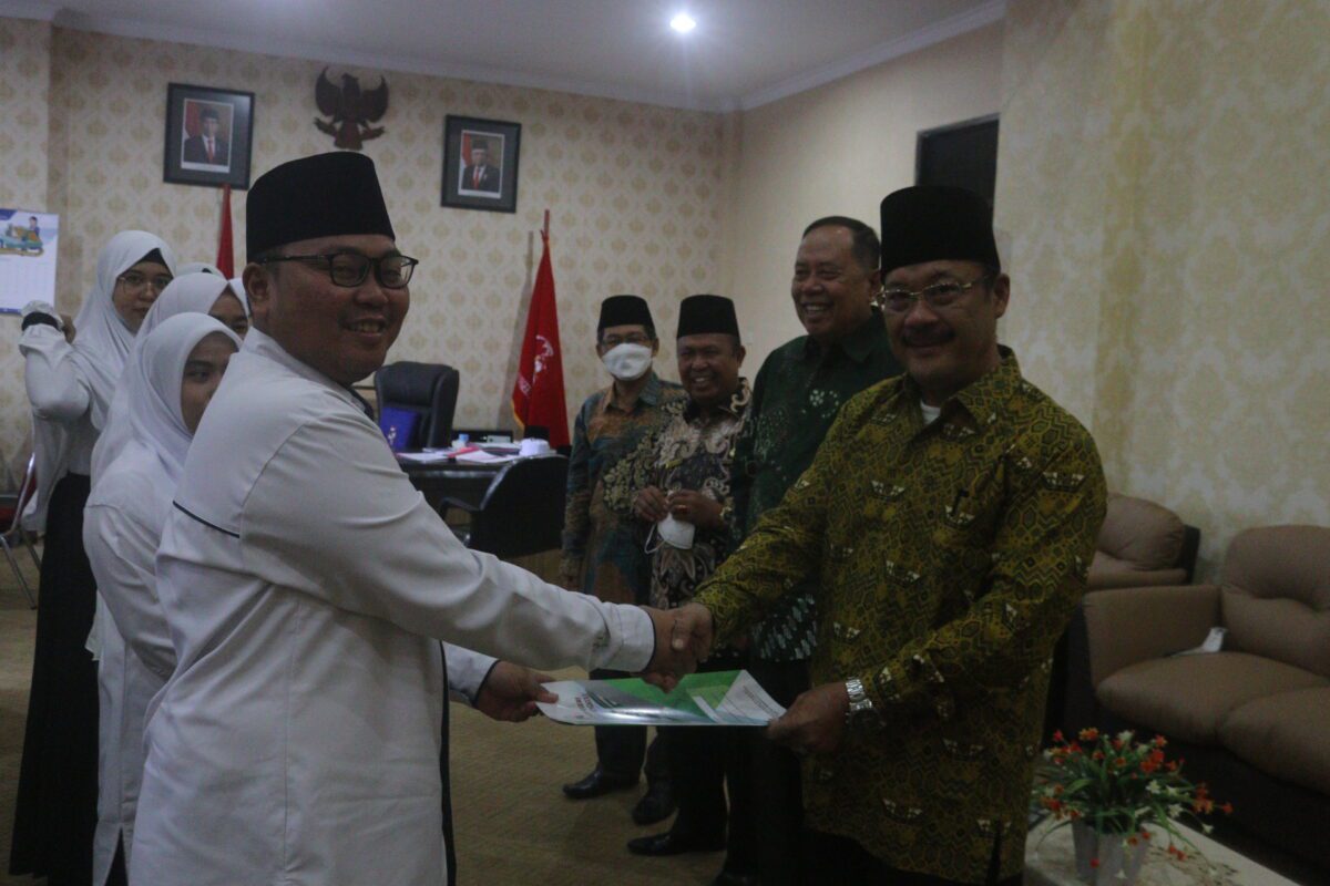 Read more about the article Serahkan SK CPNS, Rektor : Selamat Bergabung