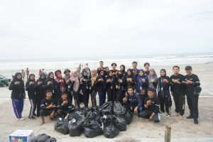 Read more about the article GenBI UIN FAS Bengkulu Adakan Kegiatan Bersih-bersih Pantai