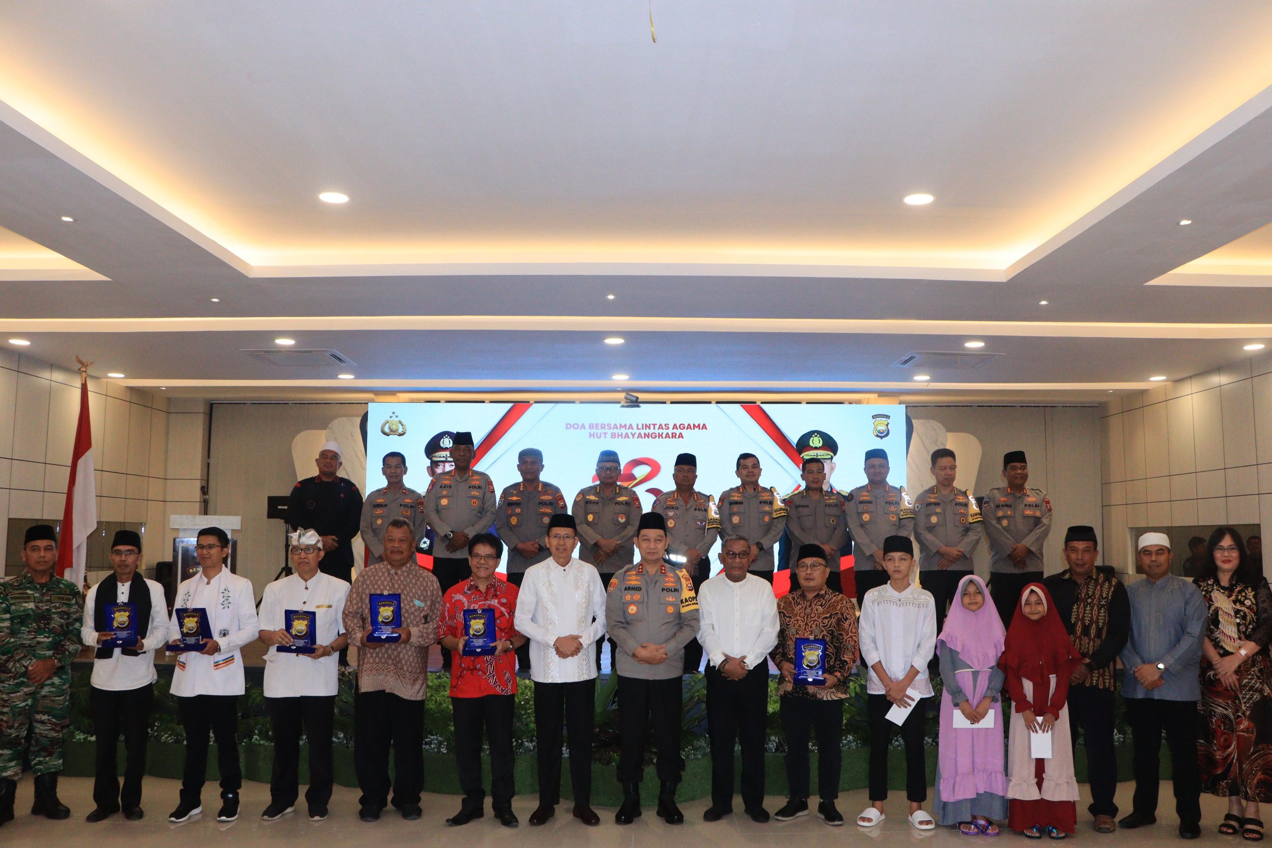 You are currently viewing Rektor Hadiri Doa Bersama Lintas Agama HUT Bhayangkara Polda Bengkulu