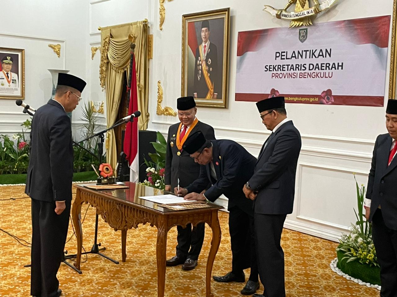 You are currently viewing Rektor UINFAS Bengkulu Jadi Saksi Dilantiknya Sekda Provinsi Bengkulu.