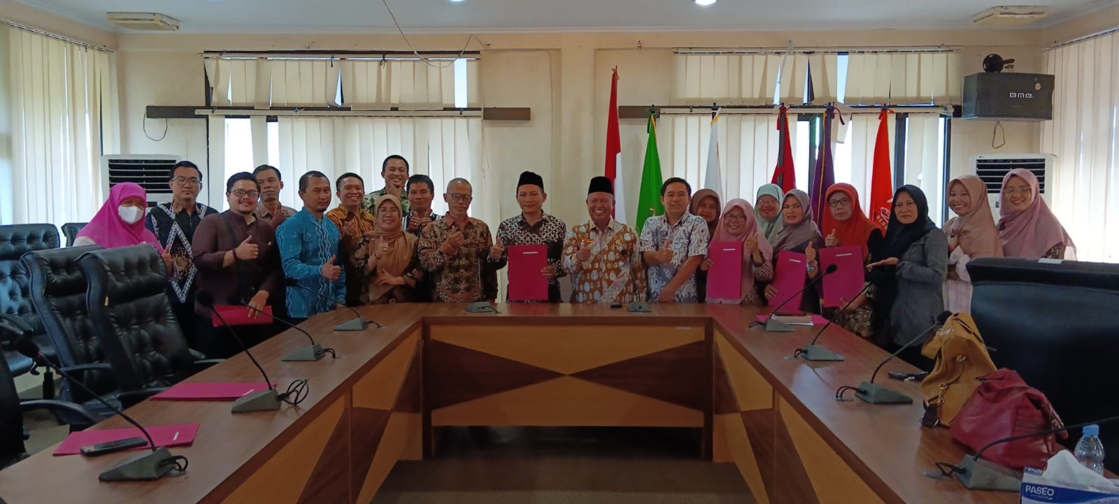 You are currently viewing Kepala Biro Serahkan SK Kenaikan Pangkat untuk 24 Dosen dan Staf UINFAS Bengkulu