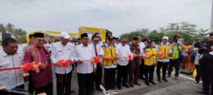 Rektor Dampingi Gubernur Resmikan Jembatan Elevated Danau Dendam