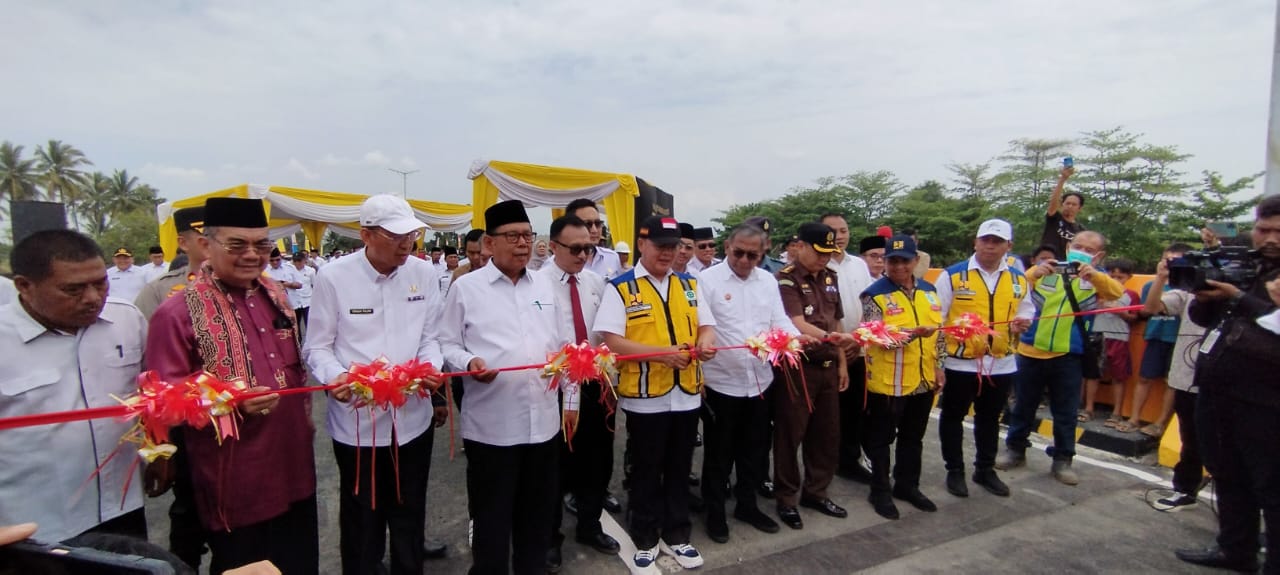 Read more about the article Rektor Dampingi Gubernur Resmikan Jembatan Elevated Danau Dendam