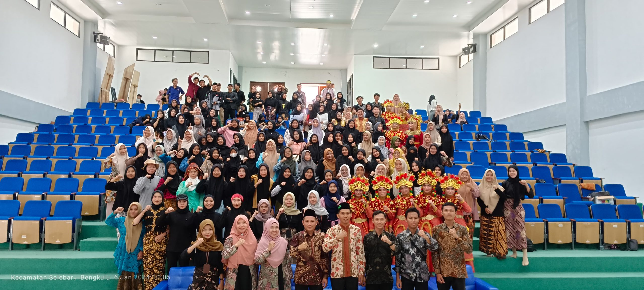 Read more about the article Pentas Seni Mahasiswa PGMI UIN Fatmawati Sukarno Bengkulu: Membentuk Tanggung Jawab dan Bermoral Melalui Seni