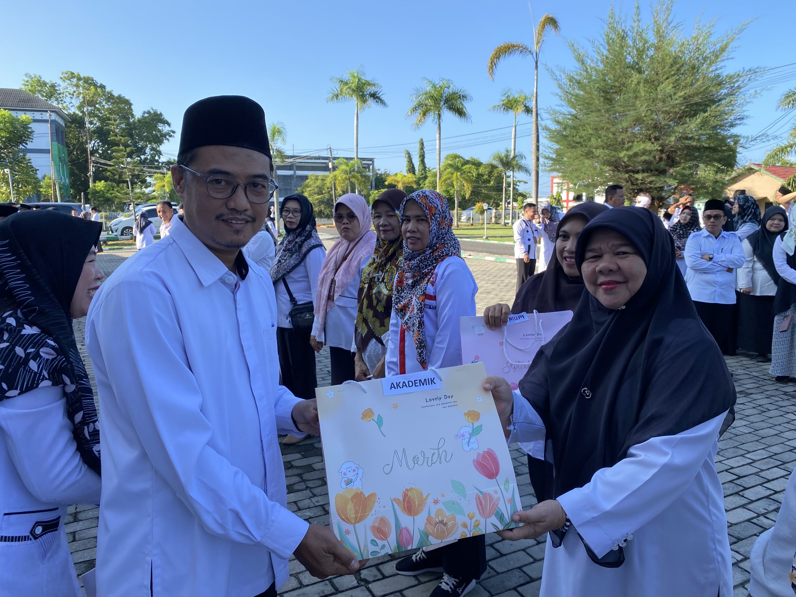 You are currently viewing Korpri UIN Fatmawati Sukarno Bengkulu Serahkan Perlengkapan Sholat untuk Fakultas, Unit, dan Lembaga