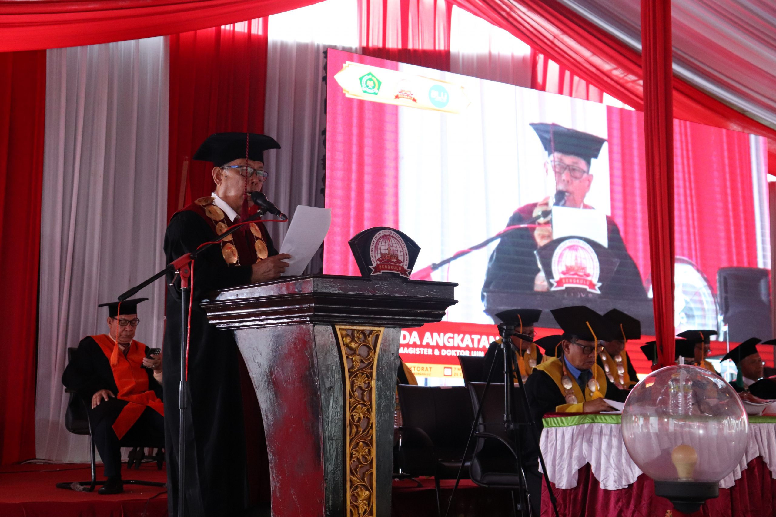 You are currently viewing Sambutan Penuh Semangat dari Rektor UIN Fatmawati Sukarno Bengkulu di Wisuda Angkatan VII