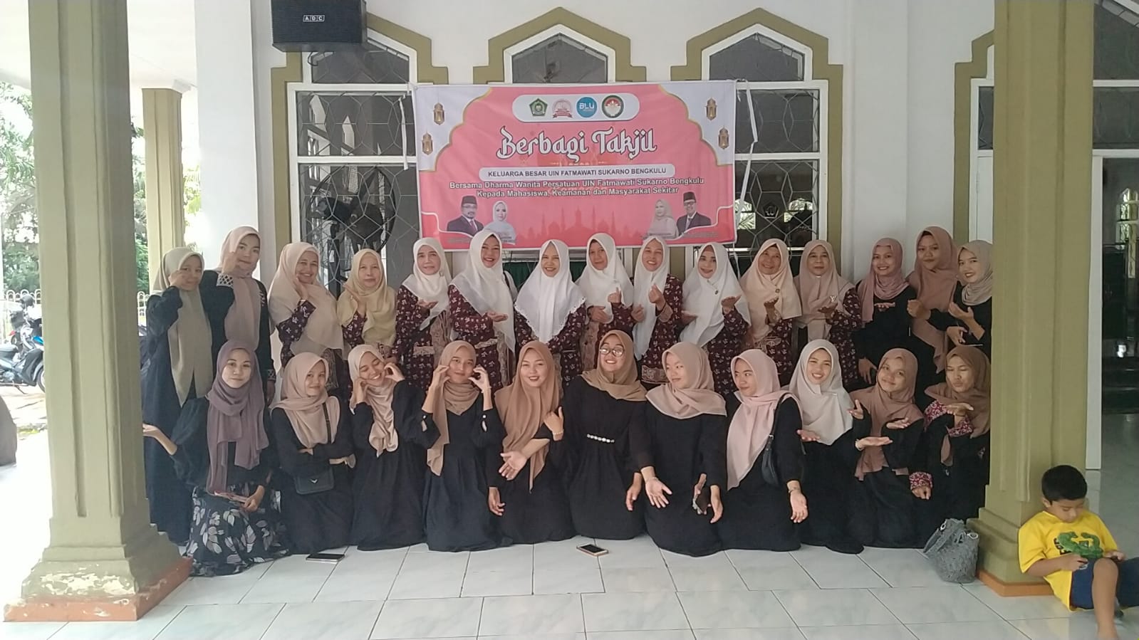 You are currently viewing Dharma Wanita Persatuan UIN Fatmawati Sukarno Bengkulu Berbagi Takjil.