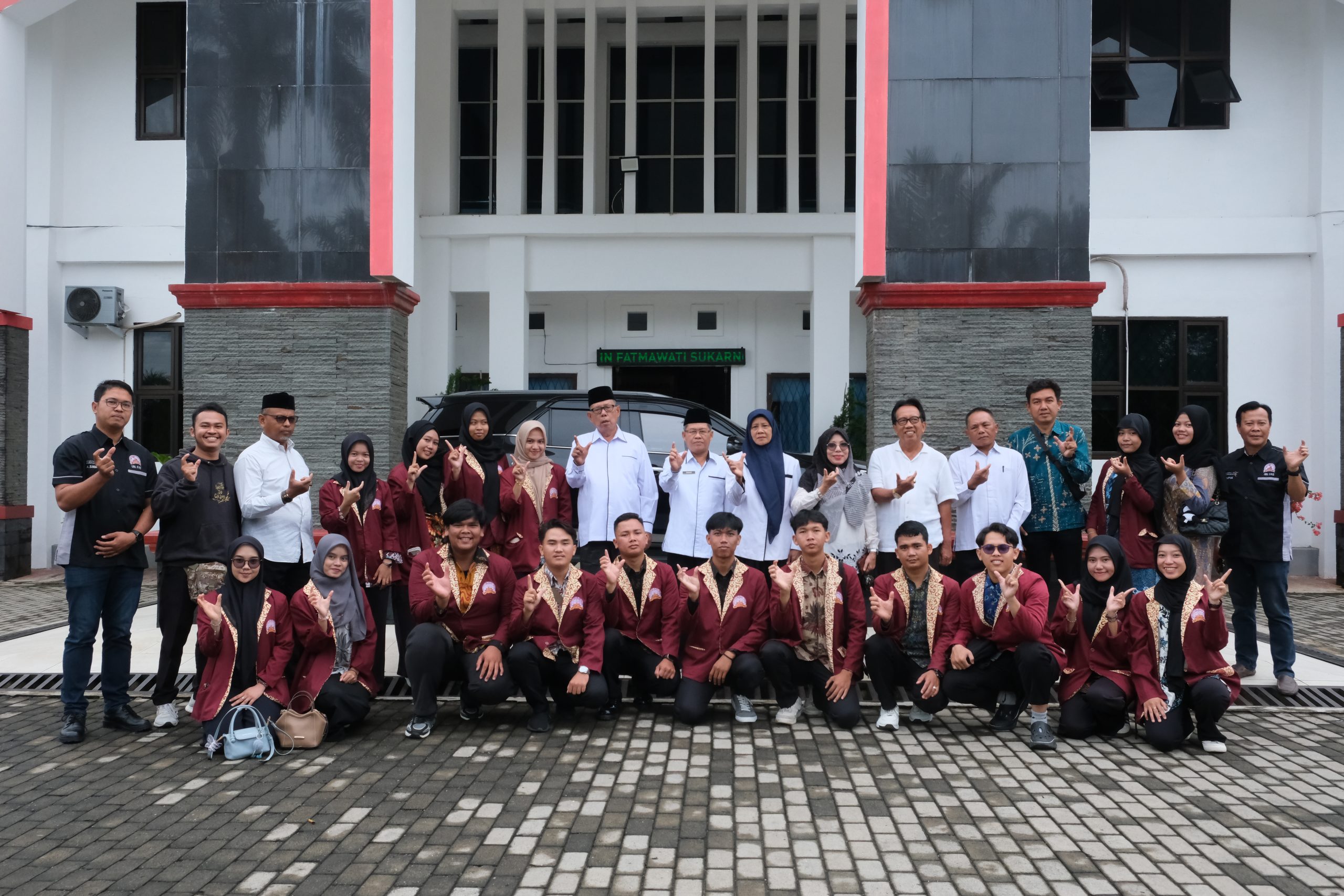 You are currently viewing Rektor UIN FAS Bengkulu Lepas 17 Peserta untuk Berlaga  pada ajang SEIBA FEST UIN Imam Bonjol Padang