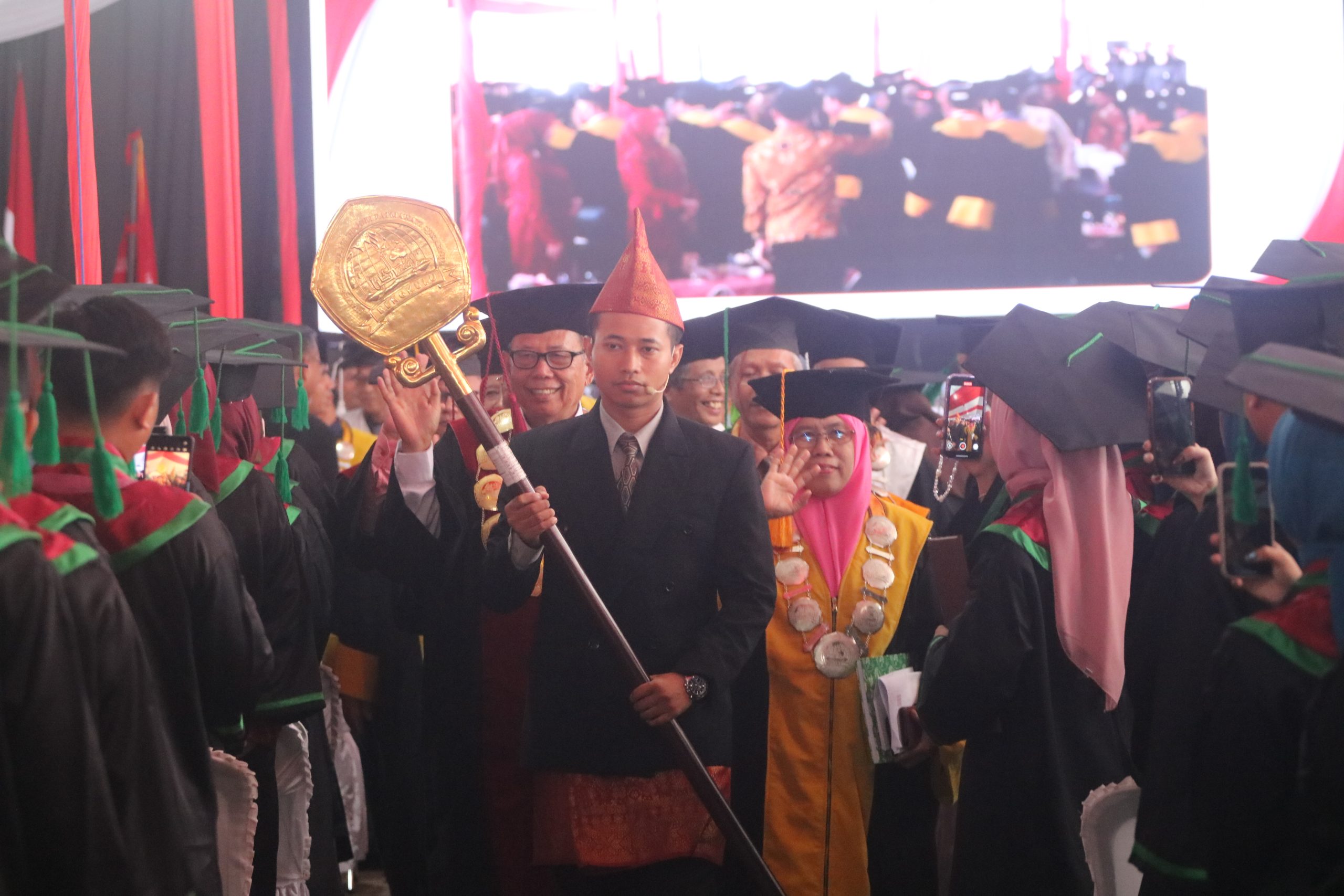 You are currently viewing Pamit di Wisuda XI, Rektor UIN FAS Bengkulu Tinggalkan Warisan Besar: Gedung Baru dan Prodi Baru untuk Masa Depan Kampus”