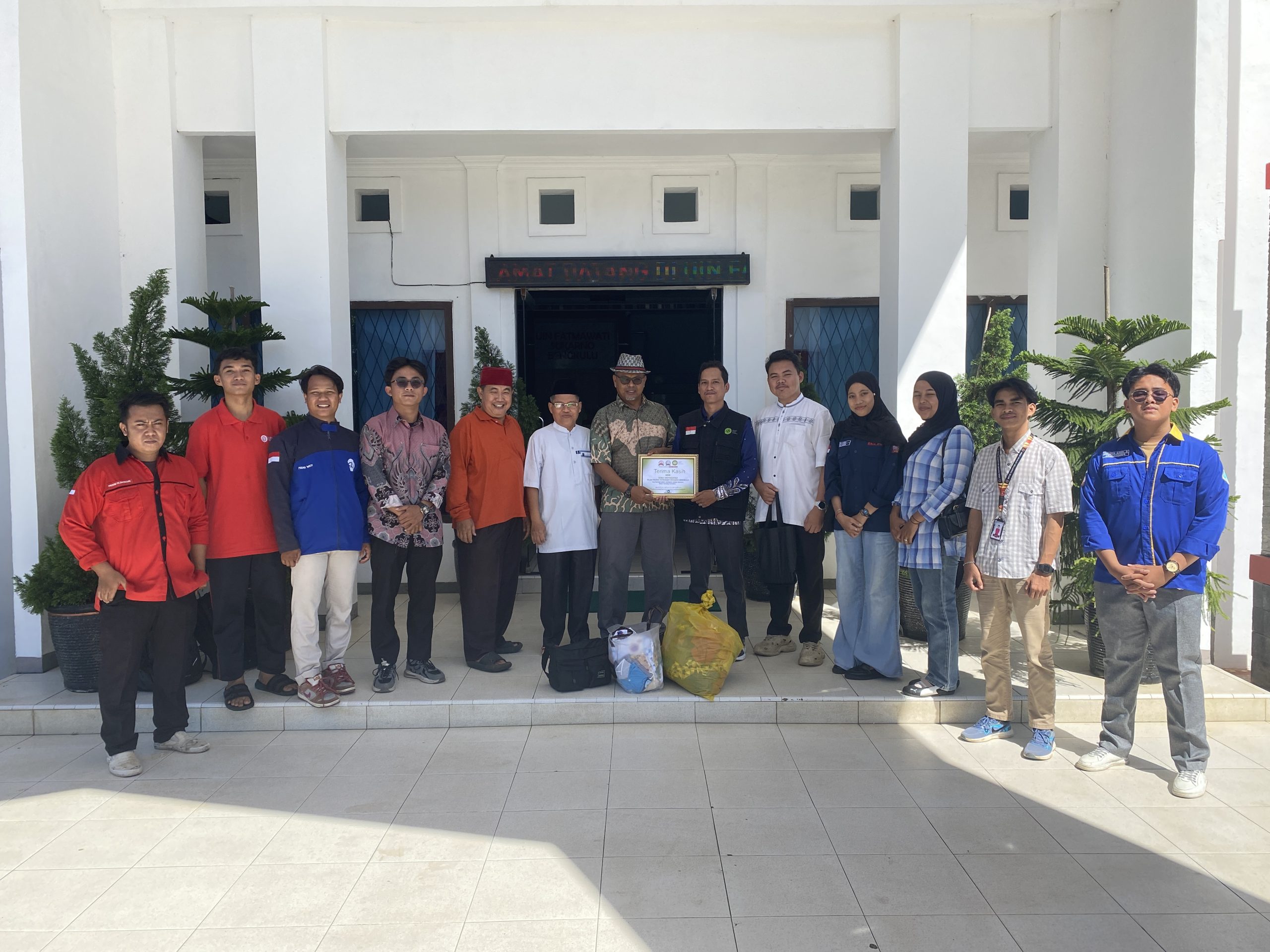 Read more about the article Peduli Kemanusiaan, SEMA UINFAS Bengkulu Salurkan Bantuan bagi Korban Banjir Bandang