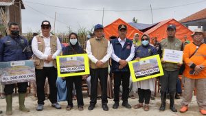 Read more about the article Menag Salurkan Bantuan Rp596 Juta untuk Madrasah, Guru, dan Siswa Terdampak Longsor Cisarua