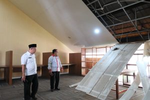Read more about the article Pastikan Layanan Akademik Tetap Optimal, Kabag Umum dan Akademik UIN FAS Bengkulu Tinjau Kerusakan Perpustakaan Pascabencana