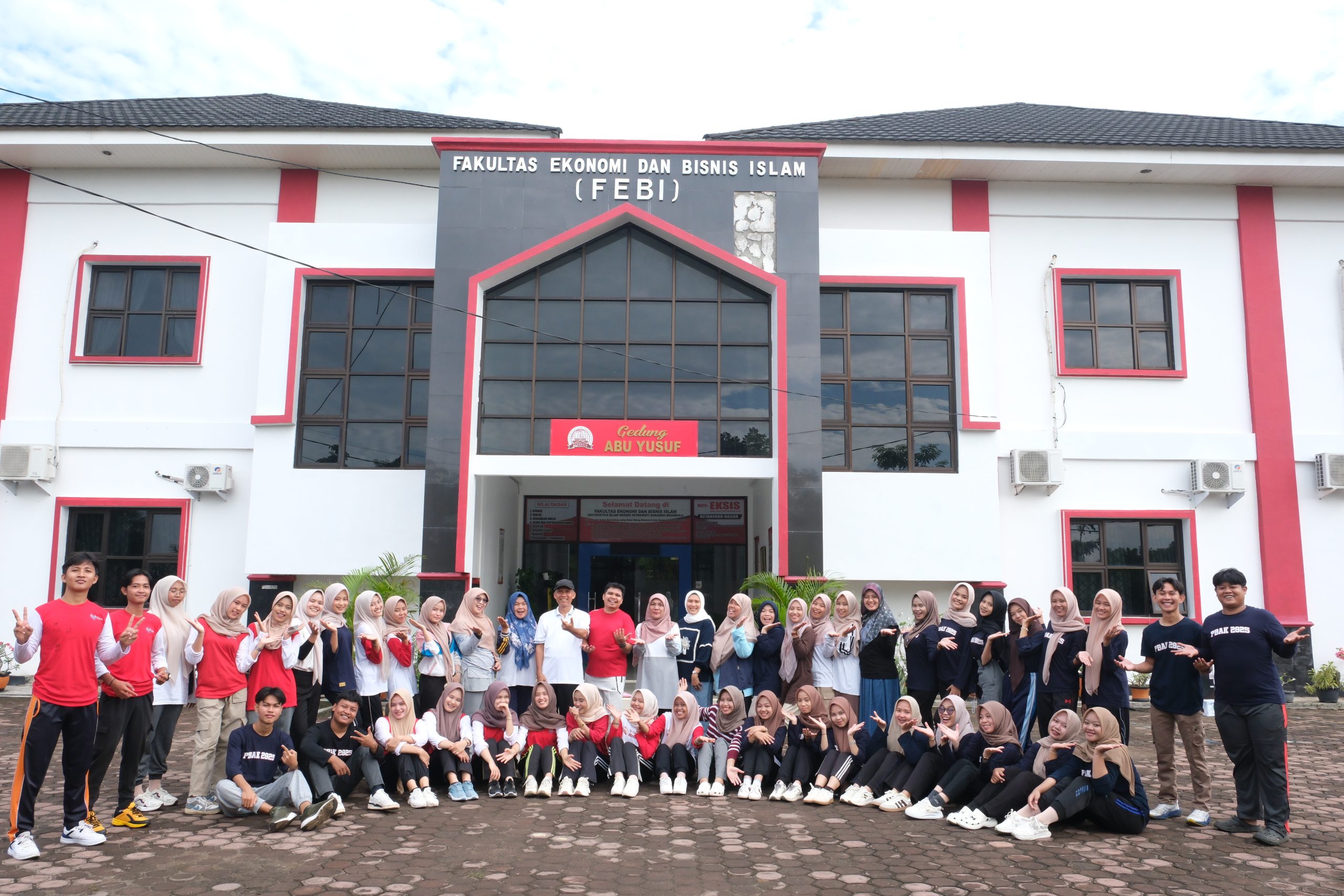 You are currently viewing Senam Sehat FEBI UIN Fatmawati Sukarno Bengkulu Pererat Kebersamaan Sivitas Akademika