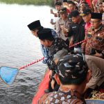 Kunjungi Bengkulu, Menag Nasaruddin Umar Tebar Benih Ikan di Danau Dendam Tak Sudah, Apresiasi Kerukunan Umat
