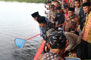 Read more about the article Kunjungi Bengkulu, Menag Nasaruddin Umar Tebar Benih Ikan di Danau Dendam Tak Sudah, Apresiasi Kerukunan Umat