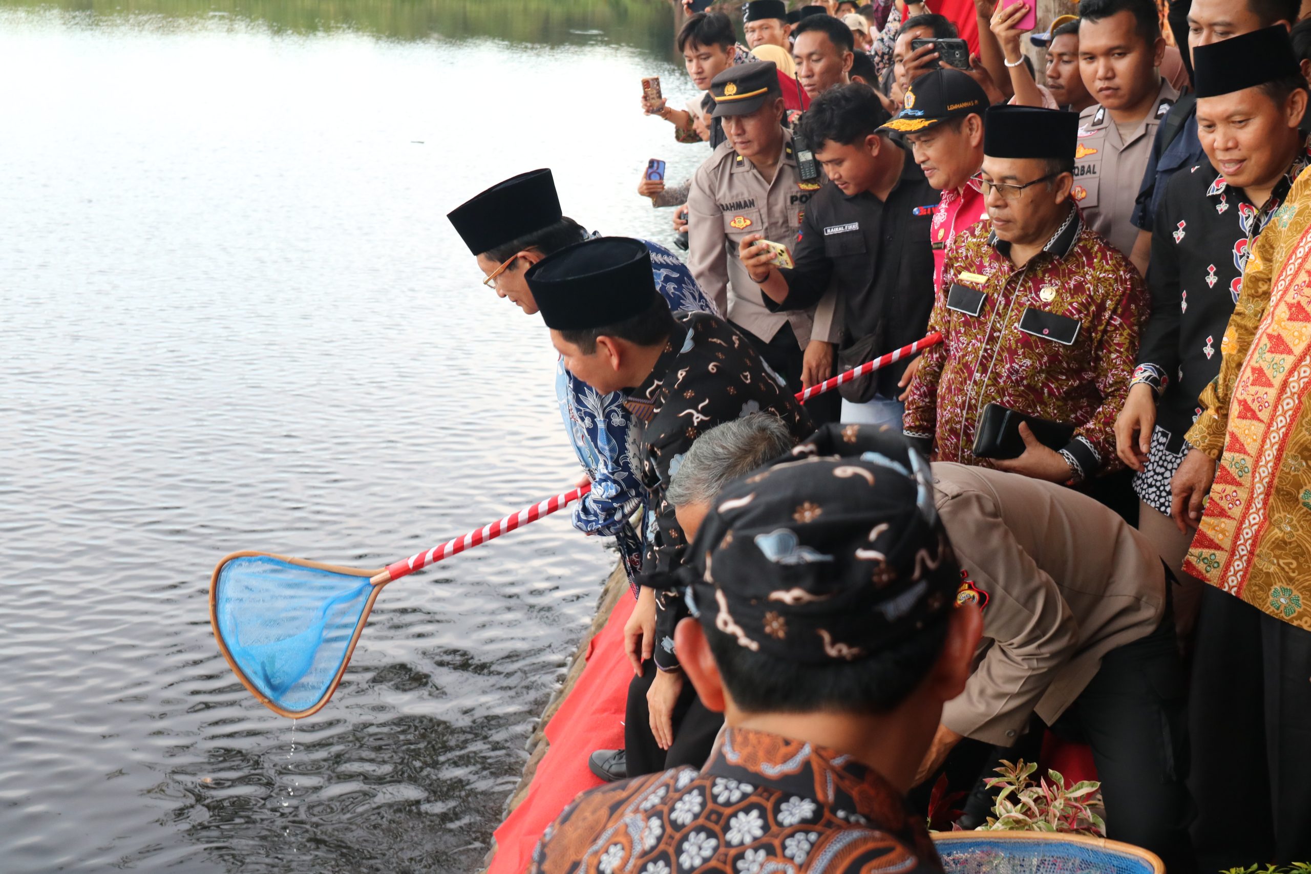 You are currently viewing Kunjungi Bengkulu, Menag Nasaruddin Umar Tebar Benih Ikan di Danau Dendam Tak Sudah, Apresiasi Kerukunan Umat