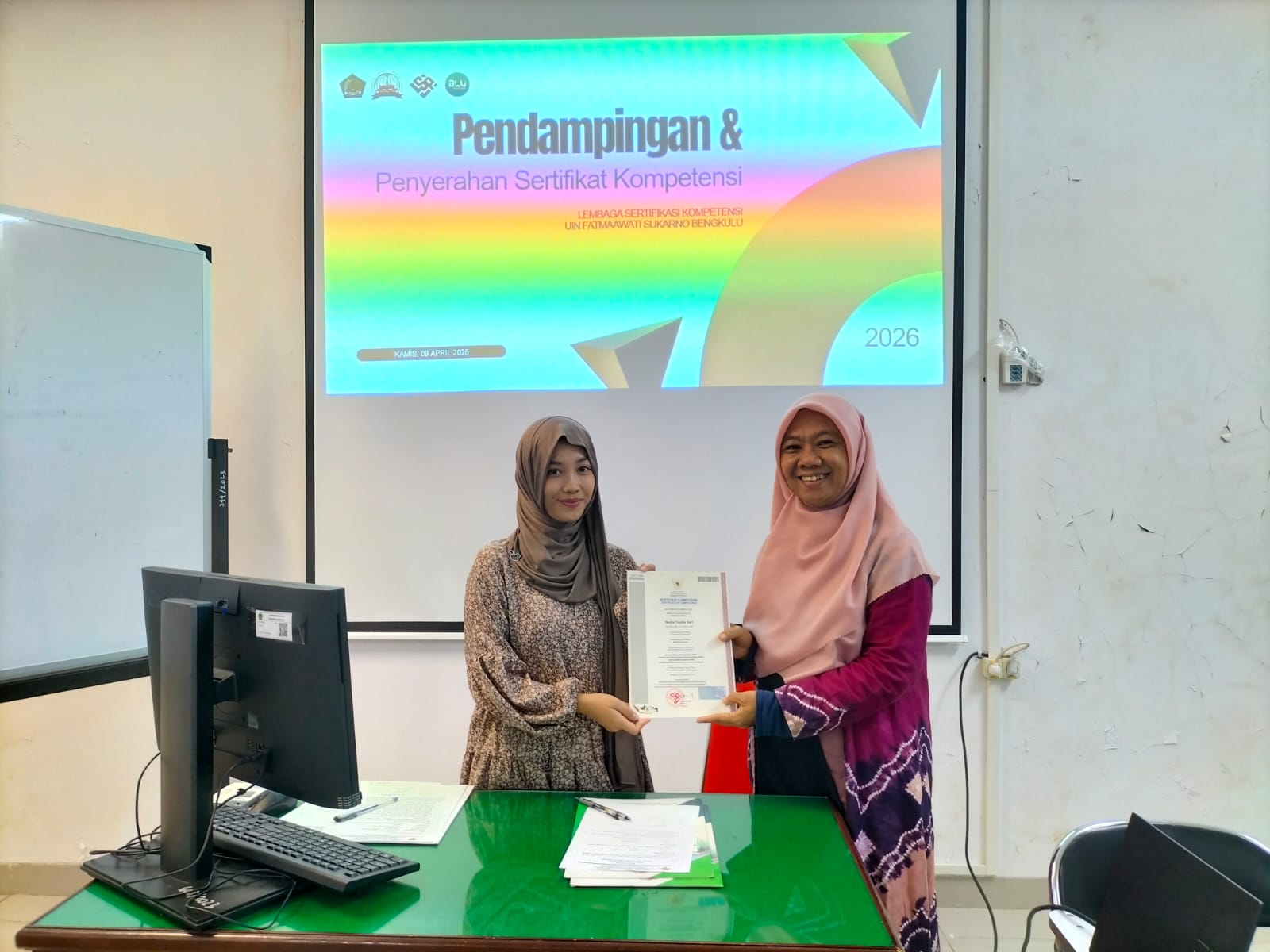 Read more about the article Tingkatkan Daya Saing Lulusan, LSP UINFAS Bengkulu Serahkan Sertifikat Kompetensi kepada 23 Peserta