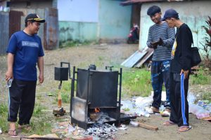 Read more about the article Pendampingan Lanjutan Pengelolaan Sampah Plastik di Ponpes Pancasila Bengkulu, Diolah Jadi Paving Blok dan BBM