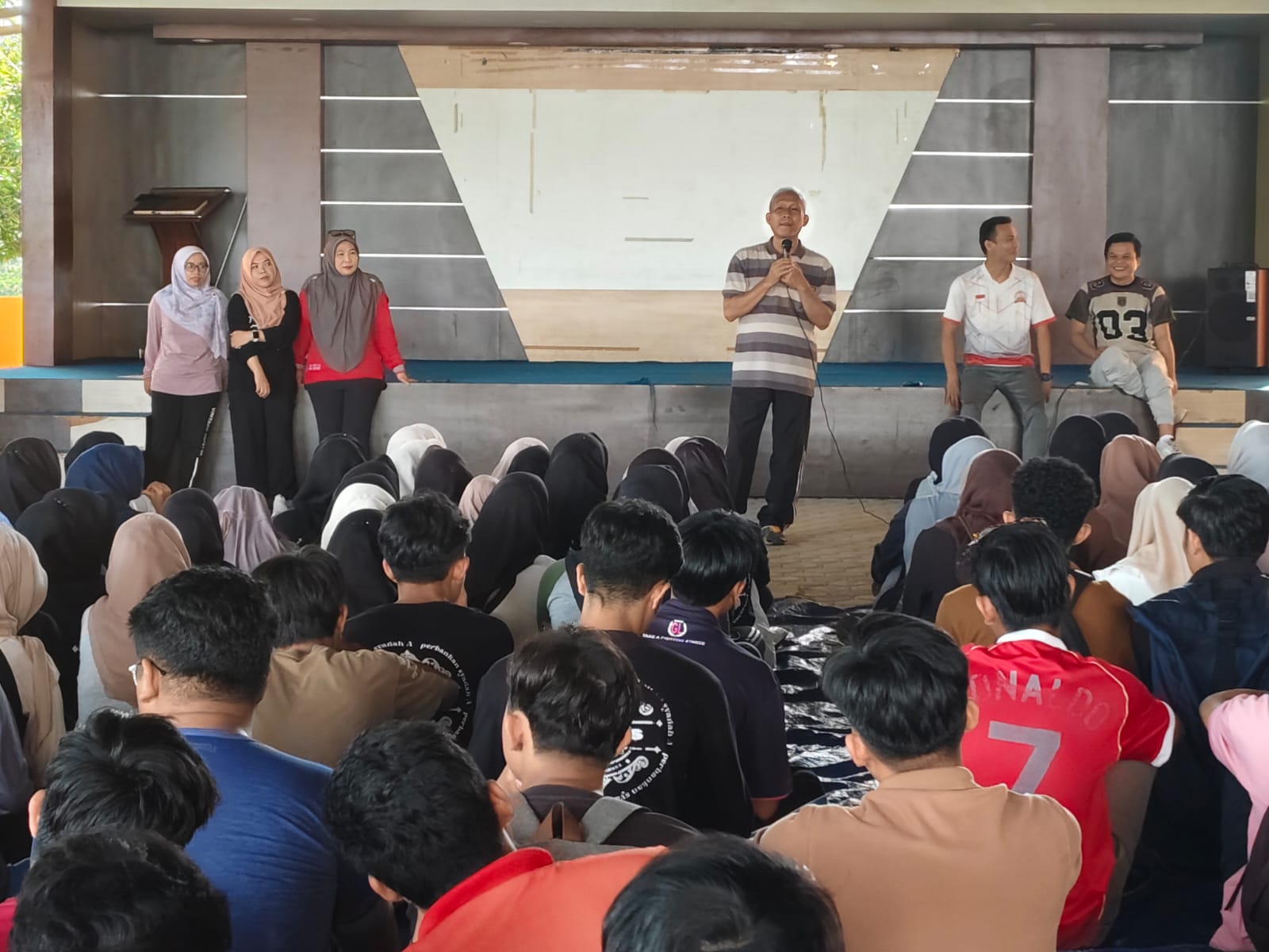 You are currently viewing Mahasiswa KKN Tematik FEBI UIN FAS Bengkulu Dibina Baca Al-Qur’an, Dekan: “Mental Kaya Dimulai dari Disiplin dan Menghargai Waktu”