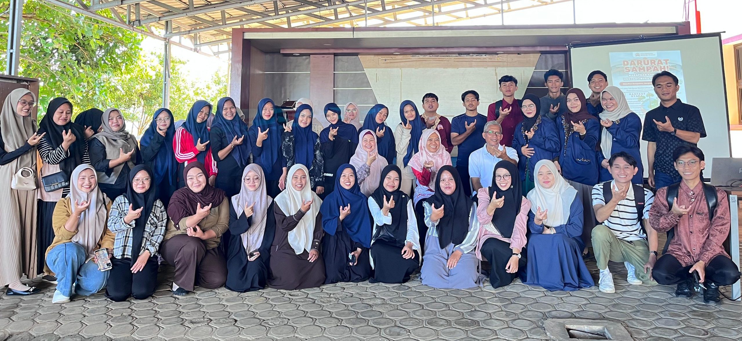 You are currently viewing Mahasiswa Magister Ekonomi Syariah Gelar Sosialisasi Wakaf Bank Sampah di FEBI