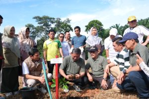 Read more about the article Dirjen Pendis dan Rektor UINFAS Bengkulu Perkuat Sinergi Lewat Laga Persahabatan dan Aksi Ekoteologi