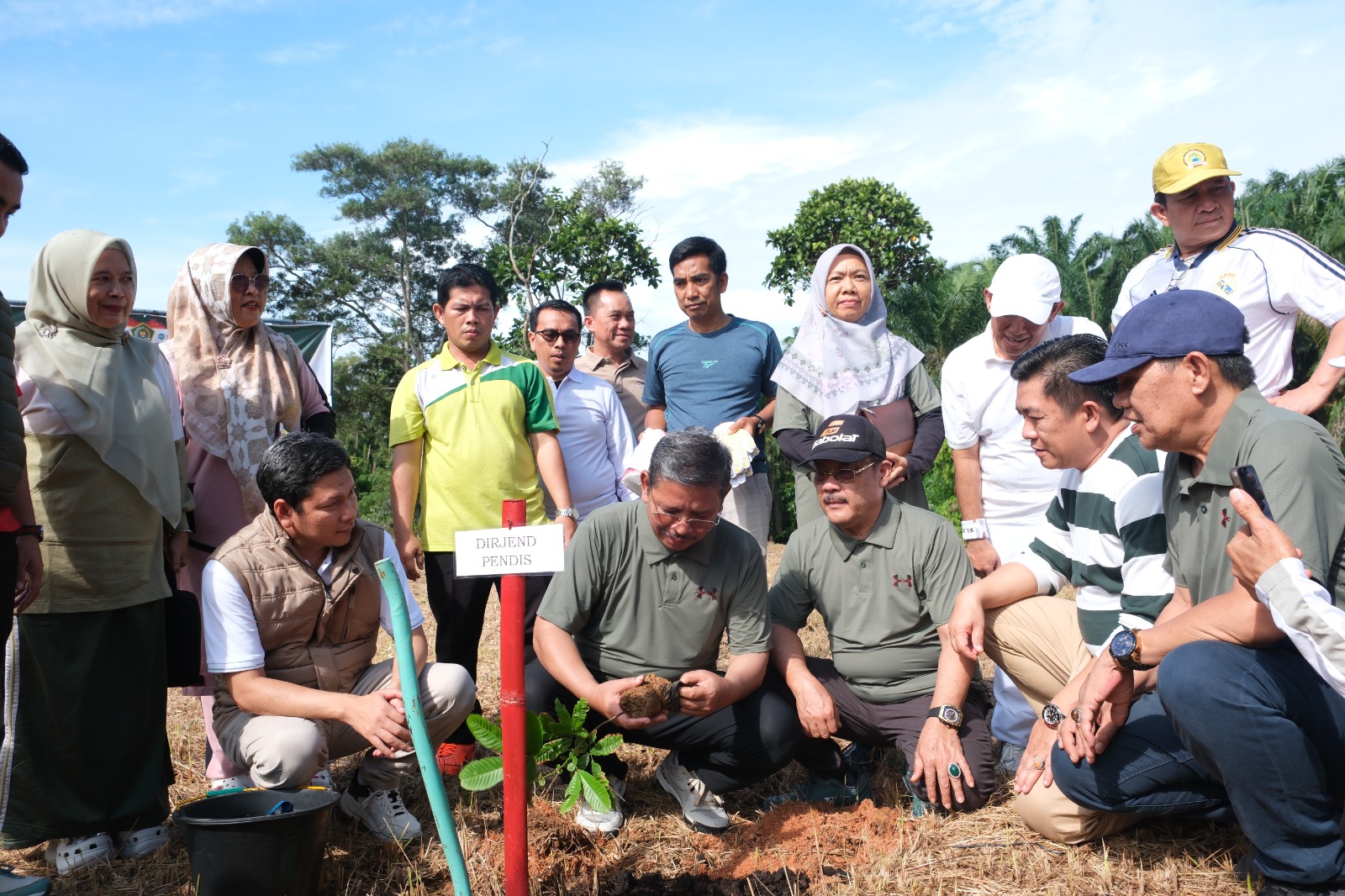 You are currently viewing Dirjen Pendis dan Rektor UINFAS Bengkulu Perkuat Sinergi Lewat Laga Persahabatan dan Aksi Ekoteologi