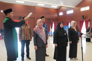 Read more about the article Rektor UIN Fatmawati Sukarno Bengkulu Lantik dan Ambil Sumpah Jabatan Tiga Kepala Bagian