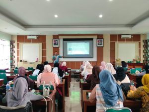 Read more about the article Gali Solusi Lingkungan Modern, Mahasiswa KKN UIN Fatmawati Sukarno Bengkulu Pelajari Ember Organik Terpilah dan Monitoring Kualitas Air