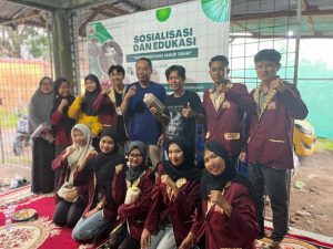Read more about the article Mahasiswa KKN Gelar Sosialisasi dan Edukasi Budidaya Jamur Tiram di RT 20 Kelurahan Sumur Dewa