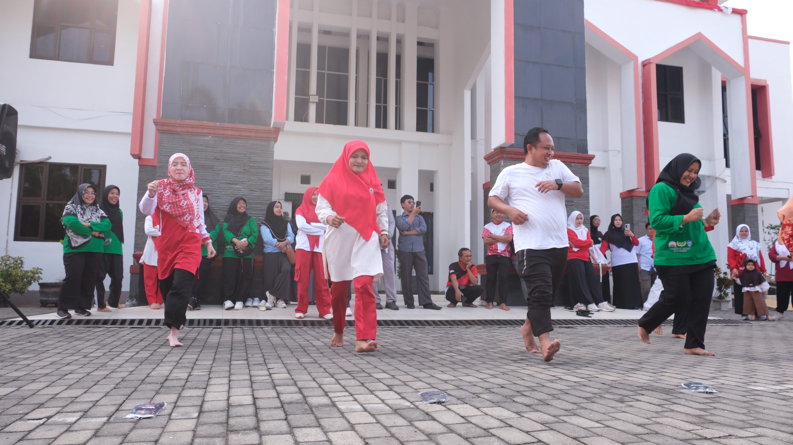 You are currently viewing Semarak HUT Ke-81 RI, UIN Fatmawati Sukarno Bengkulu Gelar Ragam Perlombaan Penuh Kebersamaan