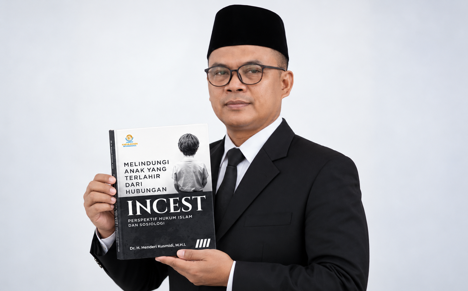 You are currently viewing Dosen UIN FAS Bengkulu Dr. H. Henderi Kusmidi Raih Penghargaan sebagai Penulis Buku tentang Perlindungan Anak