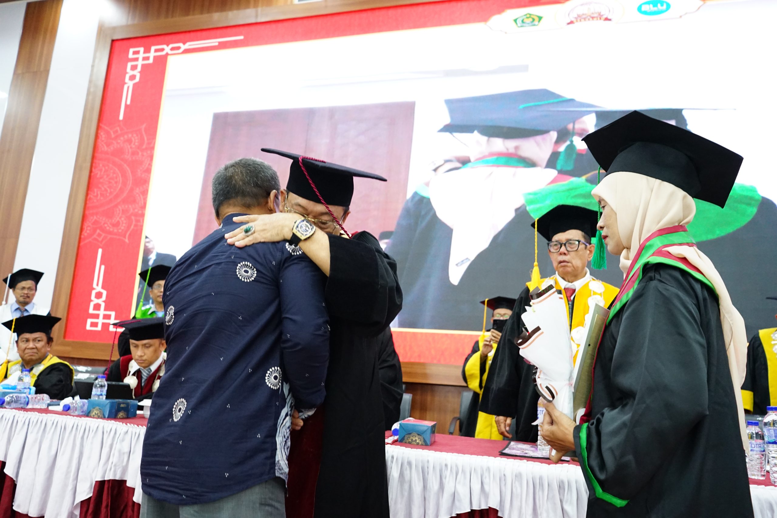 You are currently viewing Tangis Iringi Wisuda UIN Fatmawati Sukarno Bengkulu, Orang Tua Wakili Almarhumah Terima Gelar Sarjana